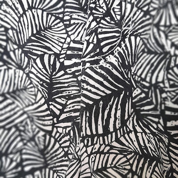 DENVER HAYES WOMENS SIZE 6 GREY AND WHITE LEAFY PATTERNED SHORTS - Picture 9 of 9